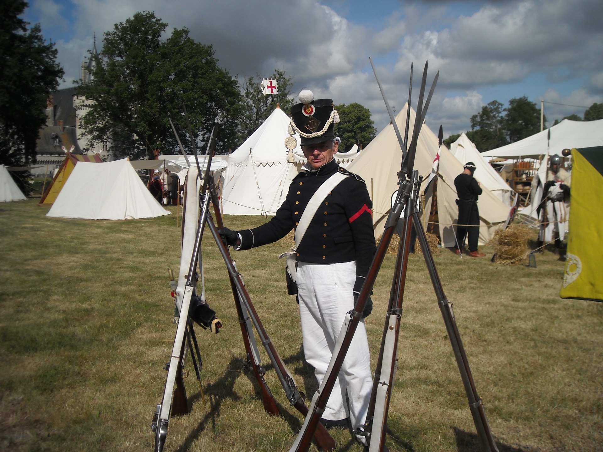 SULLY SUR LOIRE, de garde aux faisceaux . .