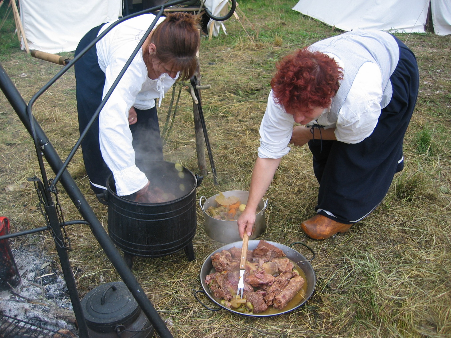 SAUMOUSSAY ," la cambuse " avec Paty et Colette .