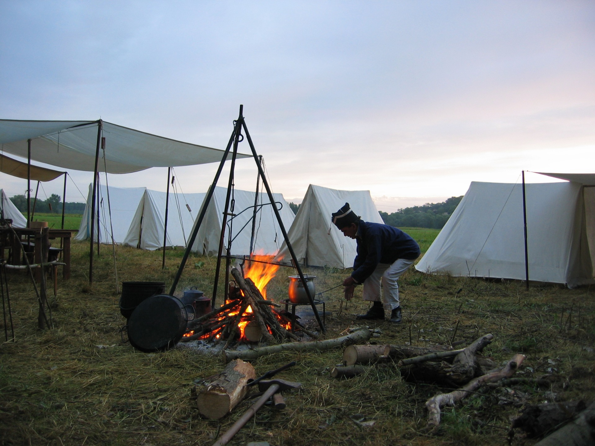 SAUMOUSSAY, à la fraîche, Christian s'occupe du feu pour fumer les harengs.