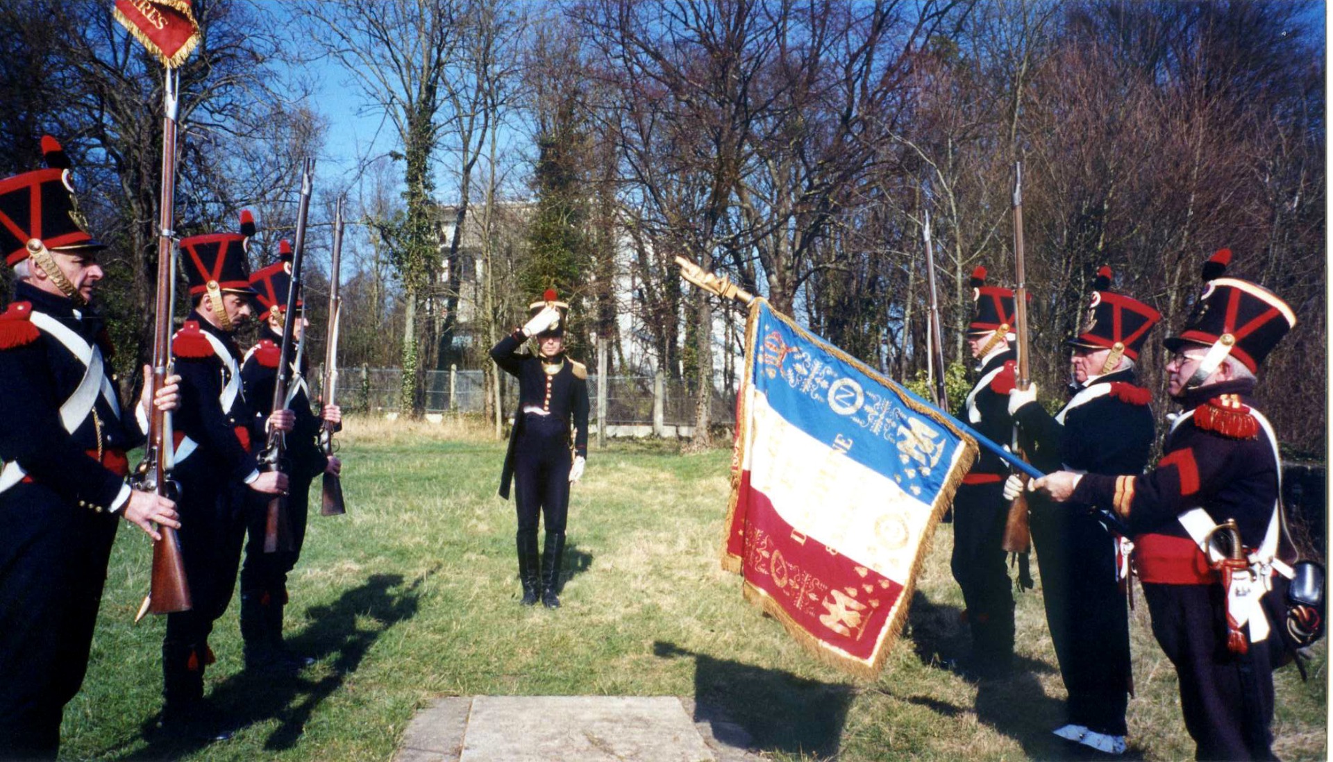 MONTEREAU-FAULT-YONNE : avec le Garde Chauvin : Honneur à la Gendarmerie .