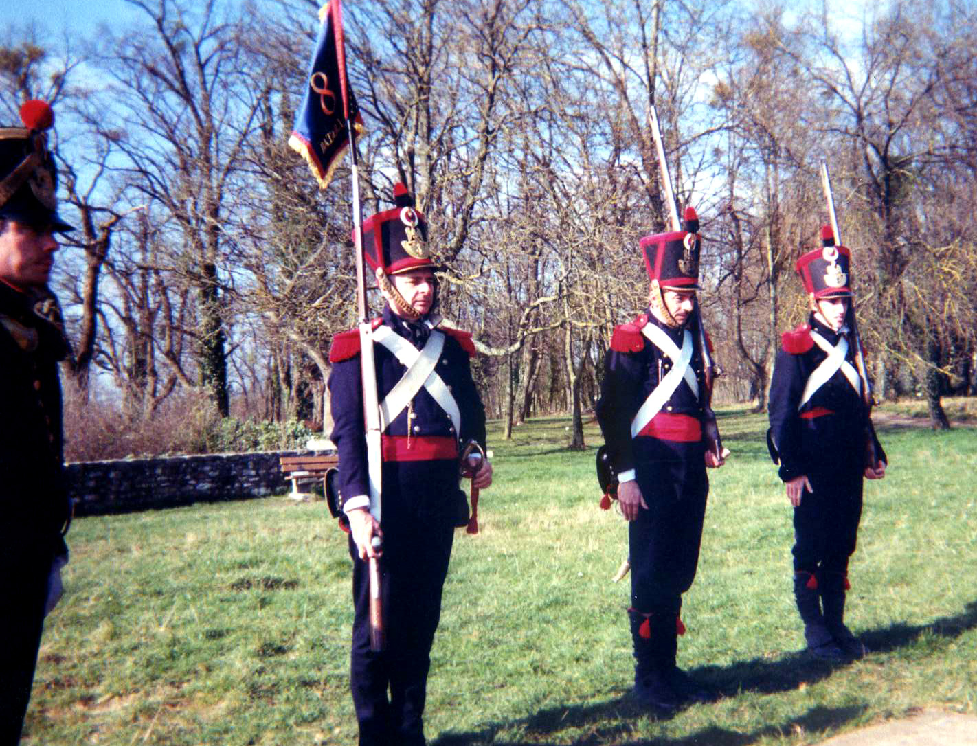 MONTEREAU-FAULT-YONNE : avec le Garde Chauvin : Honneur à la Gendarmerie .